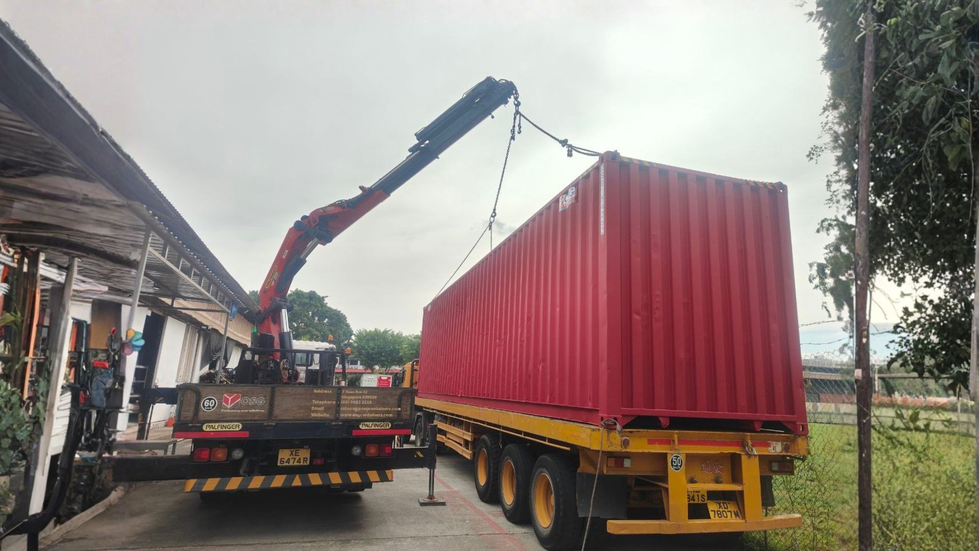 Skeletal vs Flatbed Container Trucks